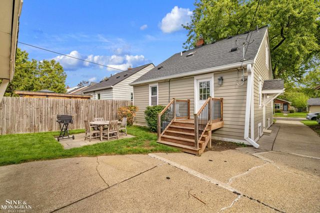 2189 Hollywood Avenue, Grosse Pointe Woods, MI 48236