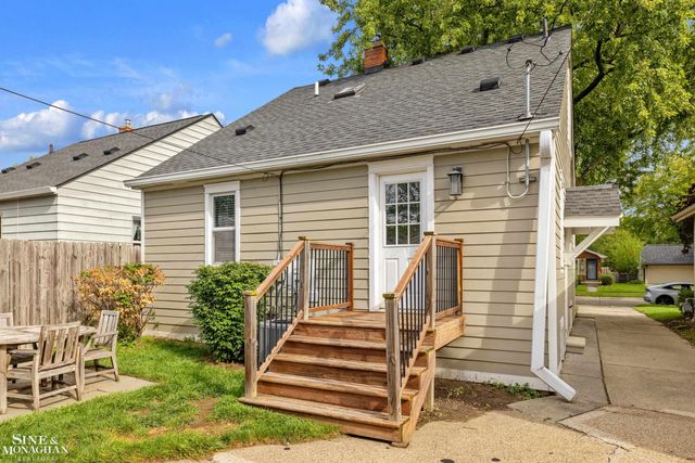 2189 Hollywood Avenue, Grosse Pointe Woods, MI 48236