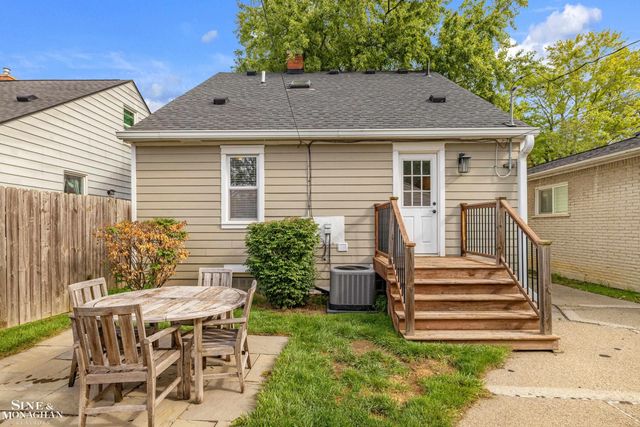 2189 Hollywood Avenue, Grosse Pointe Woods, MI 48236