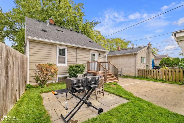 2189 Hollywood Avenue, Grosse Pointe Woods, MI 48236