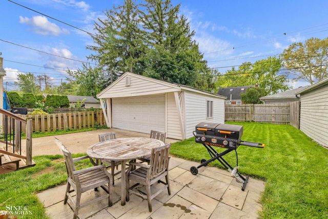 2189 Hollywood Avenue, Grosse Pointe Woods, MI 48236