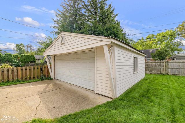 2189 Hollywood Avenue, Grosse Pointe Woods, MI 48236