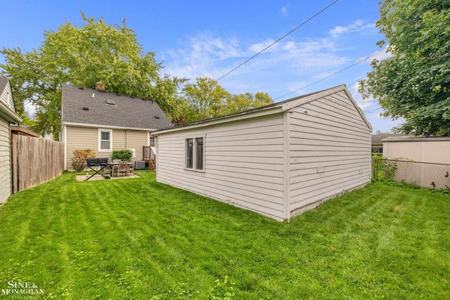 2189 Hollywood Avenue, Grosse Pointe Woods, MI 48236