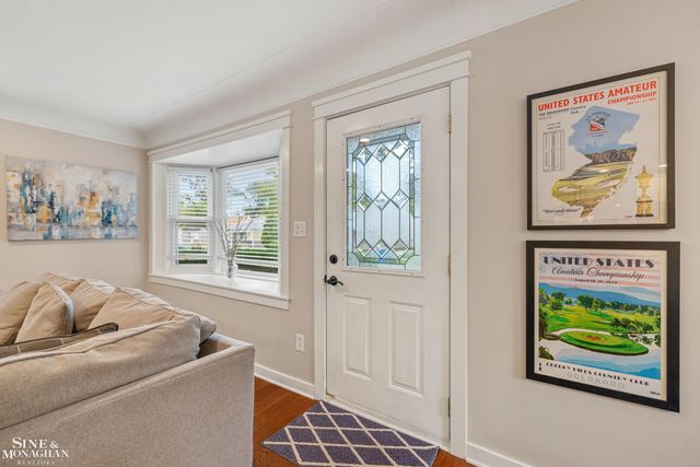 2189 Hollywood Avenue, Grosse Pointe Woods, MI 48236