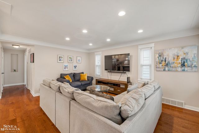 2189 Hollywood Avenue, Grosse Pointe Woods, MI 48236