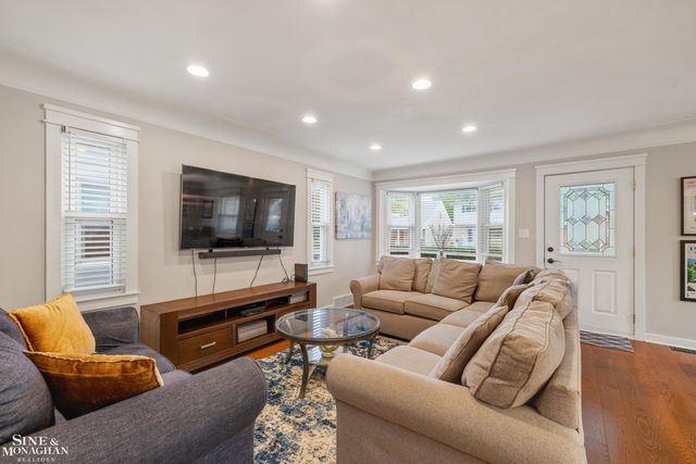 2189 Hollywood Avenue, Grosse Pointe Woods, MI 48236