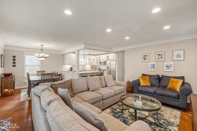 2189 Hollywood Avenue, Grosse Pointe Woods, MI 48236