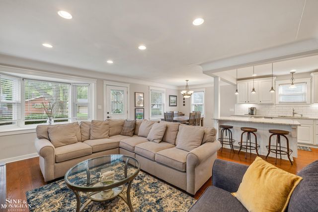 2189 Hollywood Avenue, Grosse Pointe Woods, MI 48236