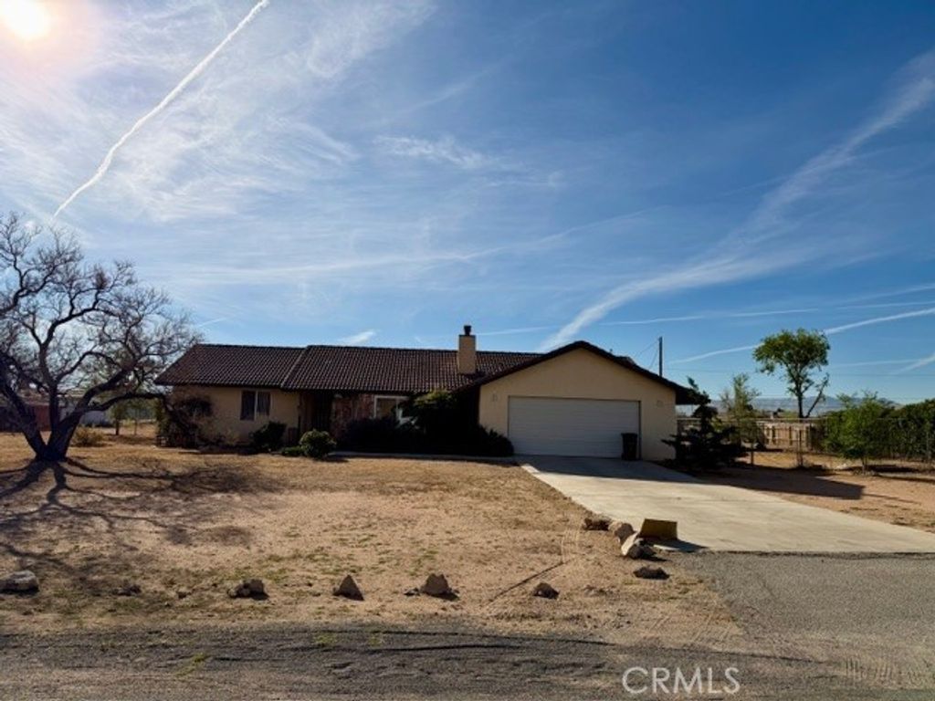 15155 Apache, Apple Valley, CA 92307