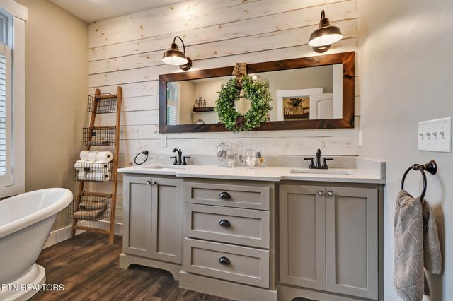 265 Falling Leaf Rd, Jamestown, TN 38556