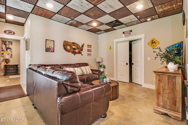 265 Falling Leaf Rd, Jamestown, TN 38556