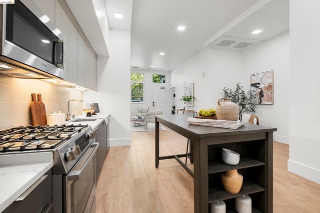 1545 32nd Street 104, Oakland, CA 94608