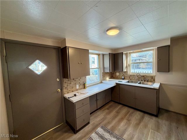 34 W Lewis Street, Struthers, OH 44471