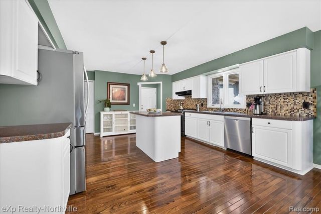 2016 Reagan Drive, Rochester Hills, MI 48309
