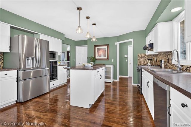 2016 Reagan Drive, Rochester Hills, MI 48309