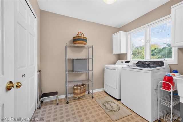 2016 Reagan Drive, Rochester Hills, MI 48309