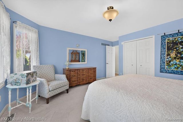 2016 Reagan Drive, Rochester Hills, MI 48309