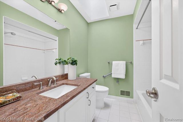 2016 Reagan Drive, Rochester Hills, MI 48309
