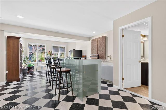 2016 Reagan Drive, Rochester Hills, MI 48309