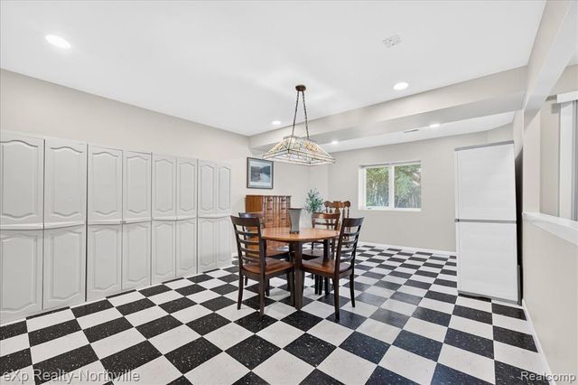 2016 Reagan Drive, Rochester Hills, MI 48309