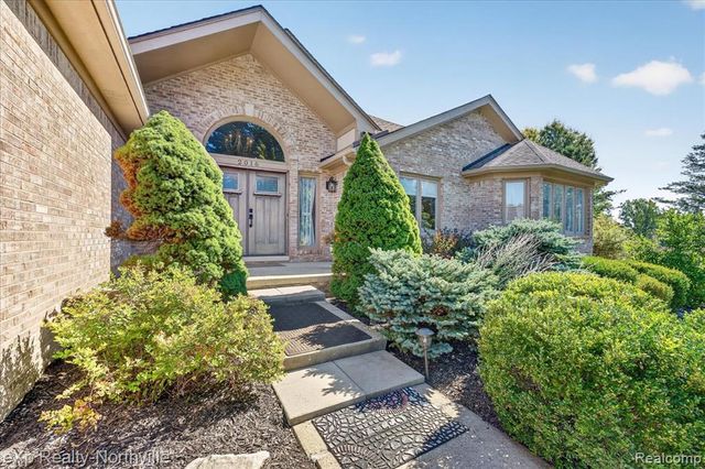 2016 Reagan Drive, Rochester Hills, MI 48309