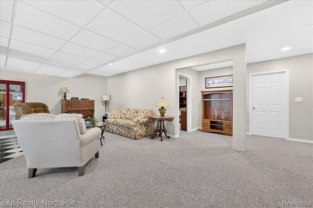 2016 Reagan Drive, Rochester Hills, MI 48309