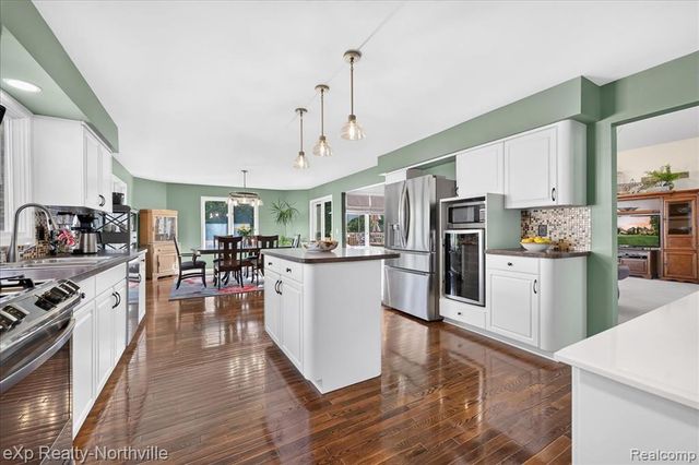 2016 Reagan Drive, Rochester Hills, MI 48309