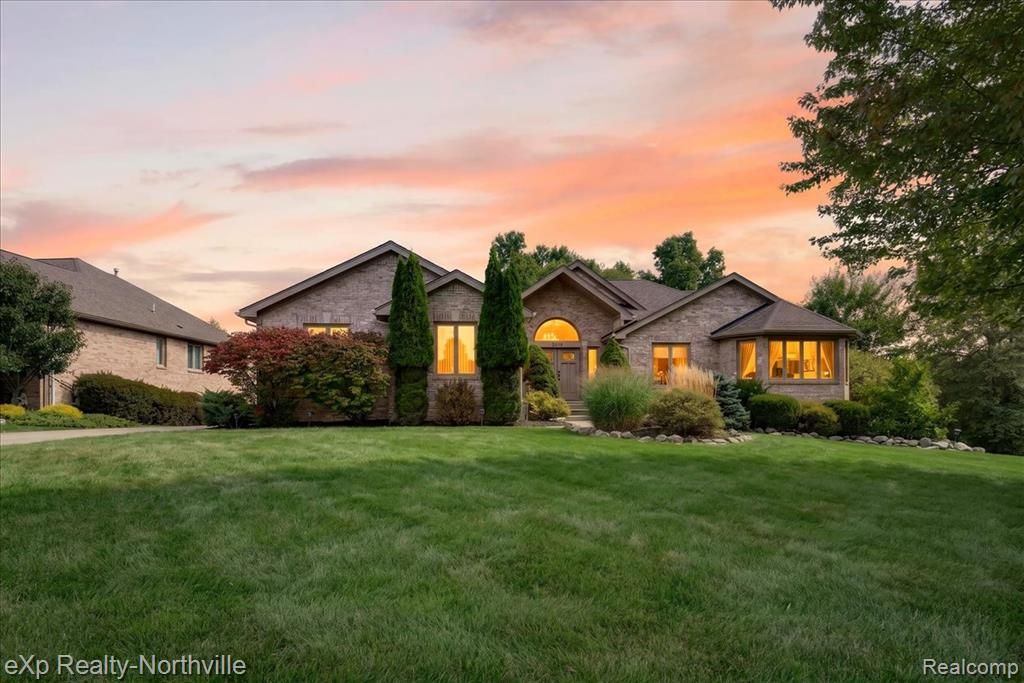 2016 Reagan Drive, Rochester Hills, MI 48309