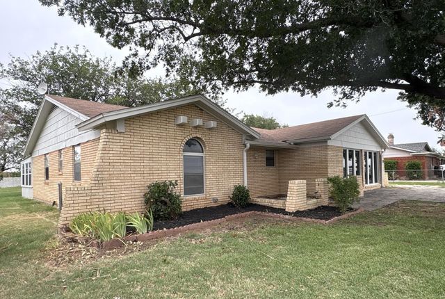 705 N WEST AVENUE, Holliday, TX 76366