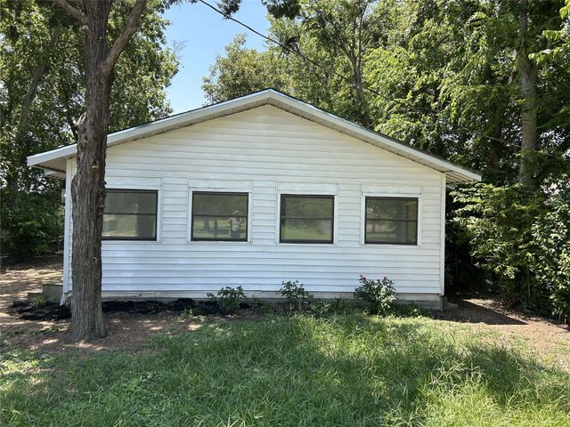 206 N 3rd Street, Lott, TX 76656