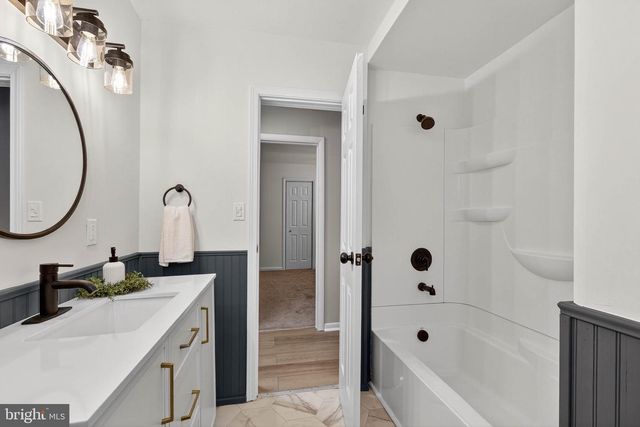 2472 LEAMAN RD, Ronks, PA 17572