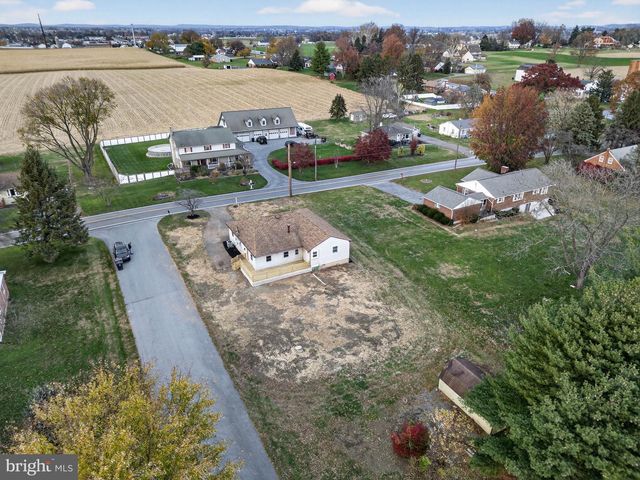 2472 LEAMAN RD, Ronks, PA 17572