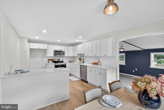 2472 LEAMAN RD, Ronks, PA 17572