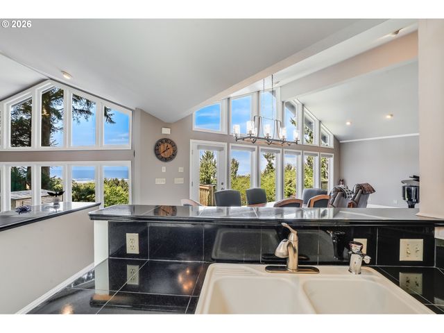 384 SUNSET Blvd, Cannon Beach, OR 97110
