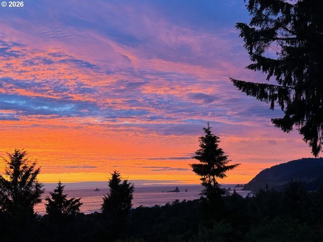 384 SUNSET Blvd, Cannon Beach, OR 97110