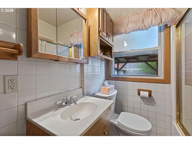 4064 N MASSACHUSETTS Ave, Portland, OR 97227