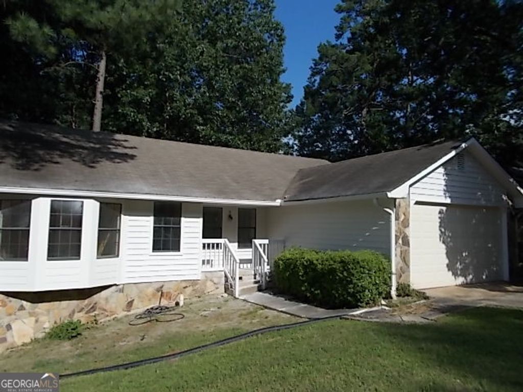 697 Pepperwood Trail, Stone Mountain, GA 30087
