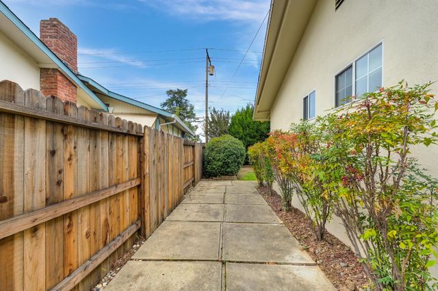 9113 Rosewood Dr, Sacramento, CA 95826