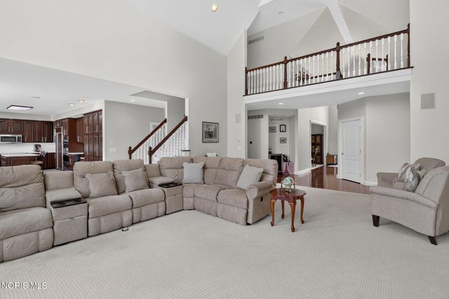 602 Laguna Point, Holland, OH 43528