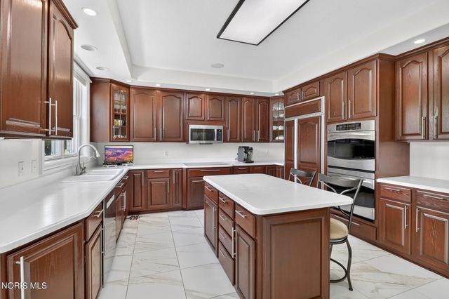 602 Laguna Point, Holland, OH 43528