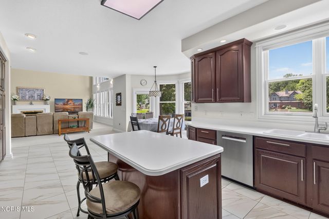 602 Laguna Point, Holland, OH 43528