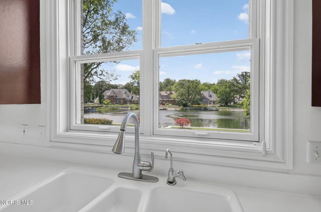 602 Laguna Point, Holland, OH 43528