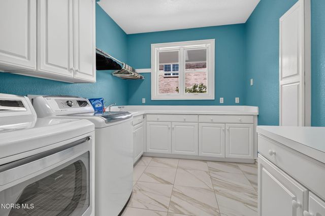 602 Laguna Point, Holland, OH 43528