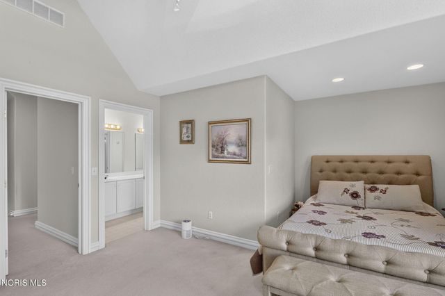 602 Laguna Point, Holland, OH 43528