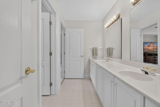 602 Laguna Point, Holland, OH 43528