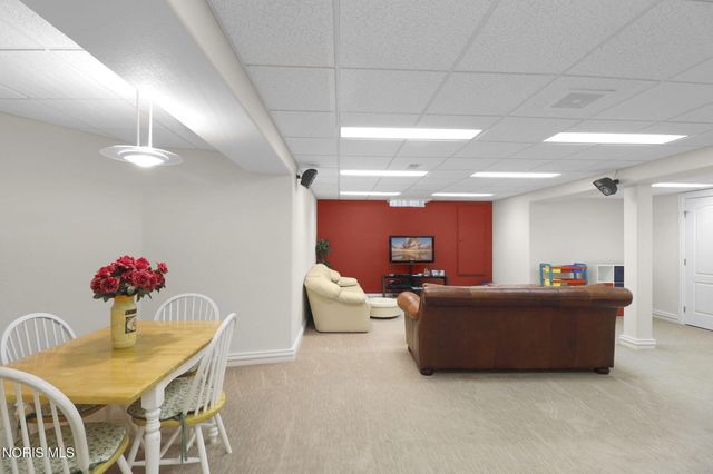602 Laguna Point, Holland, OH 43528