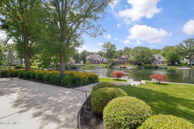 602 Laguna Point, Holland, OH 43528