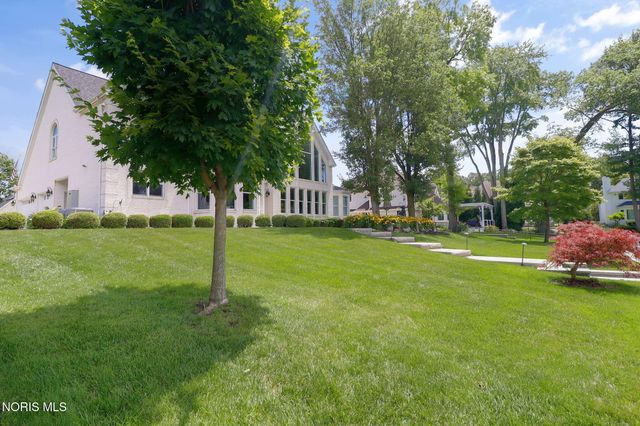 602 Laguna Point, Holland, OH 43528