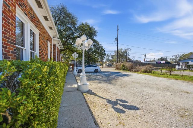 717 E 1st Street 1, Humble, TX 77338