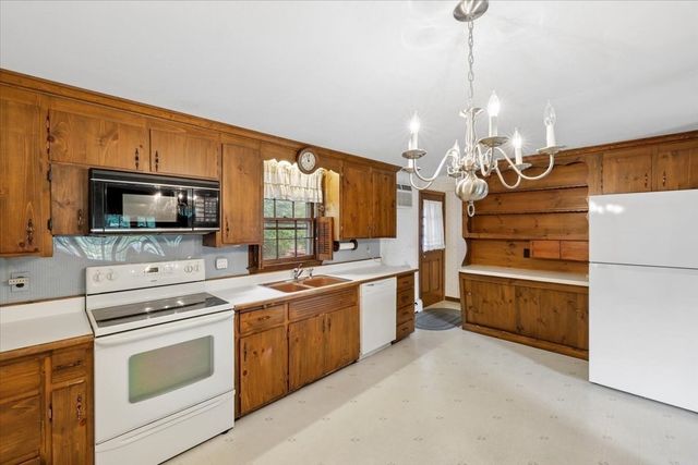 14 Concord Rd, Westford, MA 01886